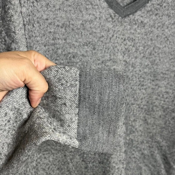 Calvin Klein Men's Gray Italian Yarn V-Neck Fuzzy Texture Pullover Sweater Sz M - Picture 5 of 10